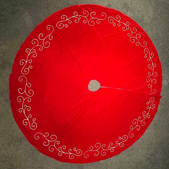 Christmas Red Velvet Tree Skirt 50” Round used ~ in pretty velvety Condition - Picture 1 of 4